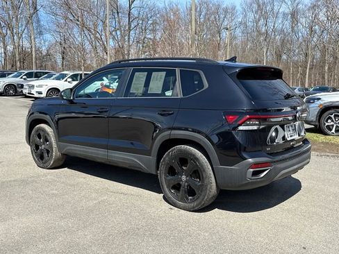 Certified 2025 Volkswagen Taos SE image 6