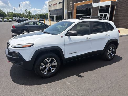 Used 2016 Jeep Cherokee Trailhawk w/ Comfort/Convenience Group AWD/4WD image 16