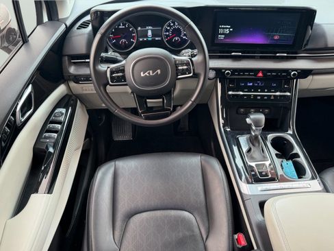 Used 2023 Kia Carnival EX FWD image 17