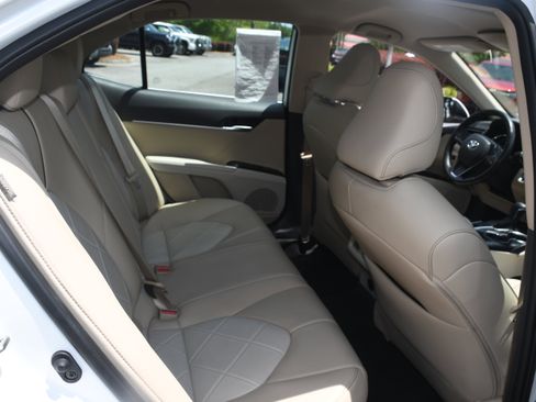Used 2019 Toyota Camry XLE FWD image 18