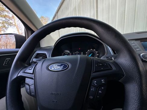 Used 2018 Ford Edge SE image 18