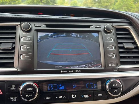 Used 2018 Toyota Highlander XLE AWD/4WD image 36