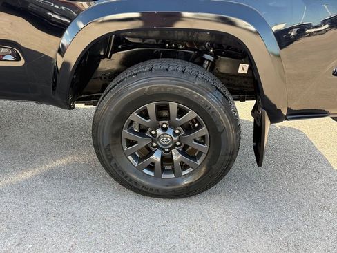 Used 2022 Toyota Tacoma SR5 w/ SR5 Appearance Package (SM) AWD/4WD image 38