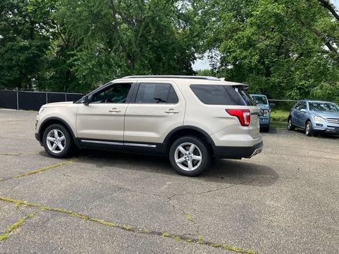 Used 2017 Ford Explorer XLT w/ Equipment Group 202A AWD/4WD image 3
