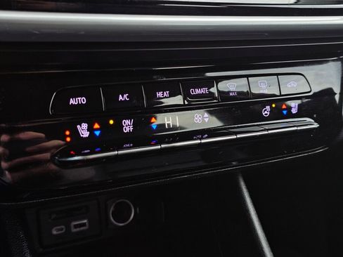 Used 2022 Chevrolet Bolt EUV LT w/ Convenience Package image 22