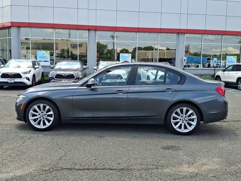 Used 2018 BMW 320i xDrive Sedan w/ Convenience Package AWD/4WD image 4