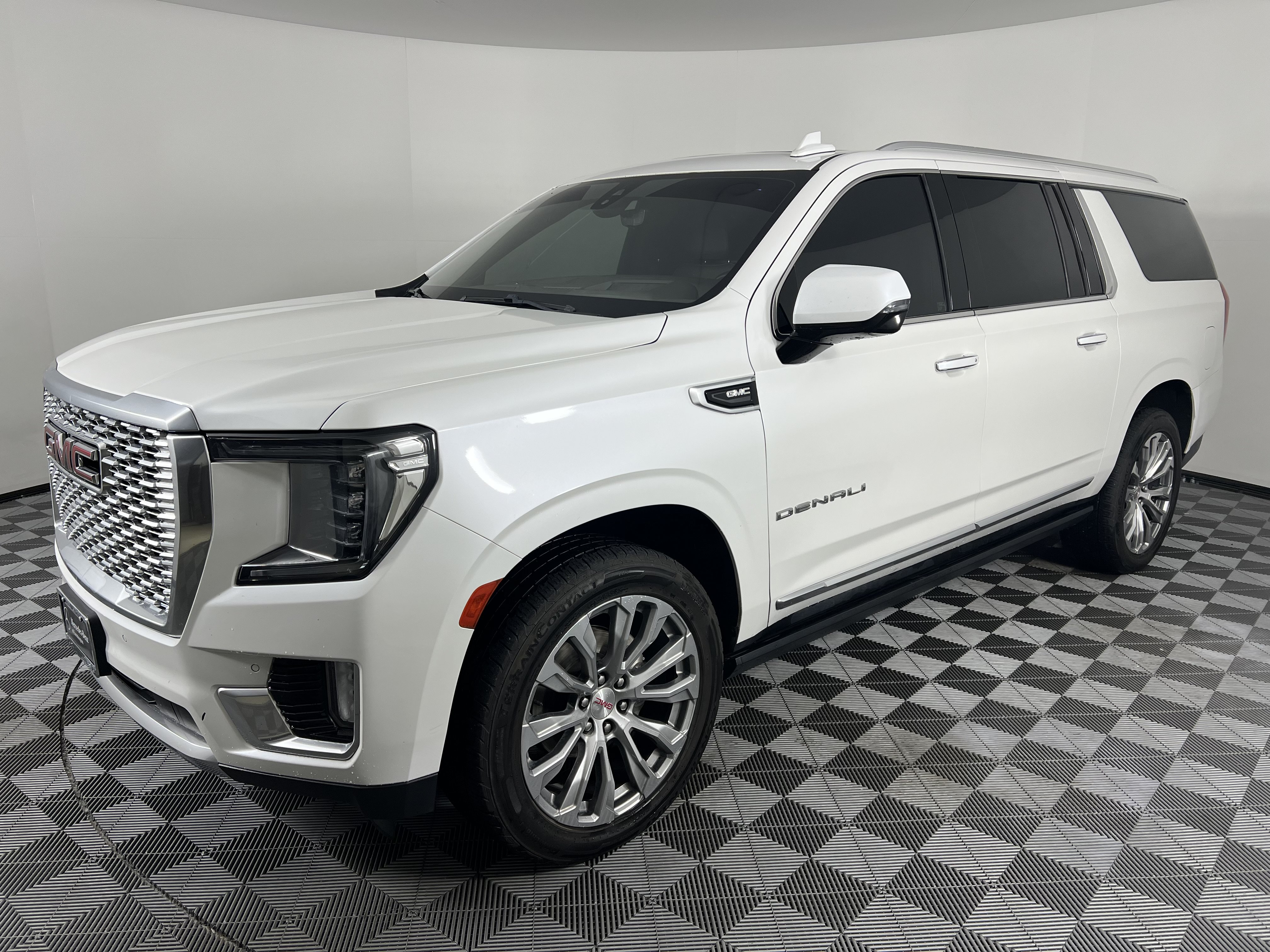 Used 2021 GMC Yukon XL Denali w/ Denali Premium Package AWD/4WD image 8