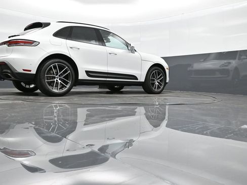 Certified 2025 Porsche Macan image 38