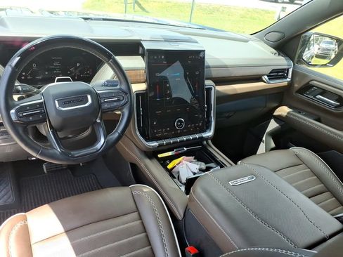 Used 2025 GMC Yukon Denali Ultimate AWD/4WD image 23