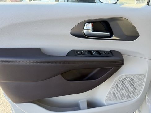 Certified 2017 Chrysler Pacifica Touring-L image 13