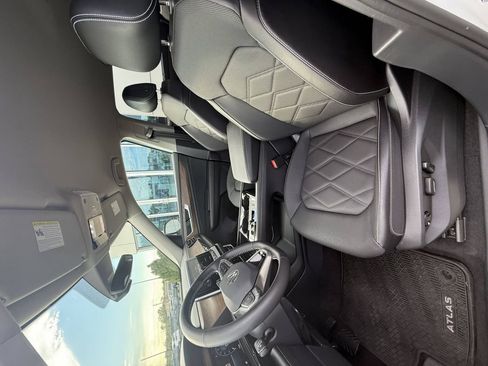 Used 2024 Volkswagen Atlas SE w/ Black Wheel Package image 10