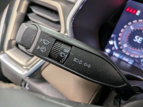 Used 2024 GMC Canyon Denali image 17