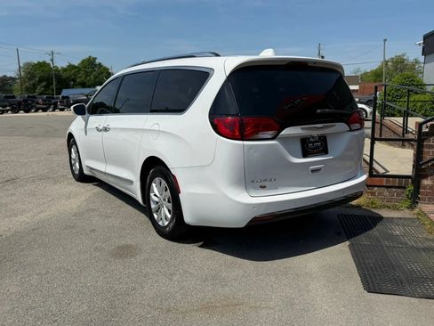Used 2019 Chrysler Pacifica Touring-L FWD image 9