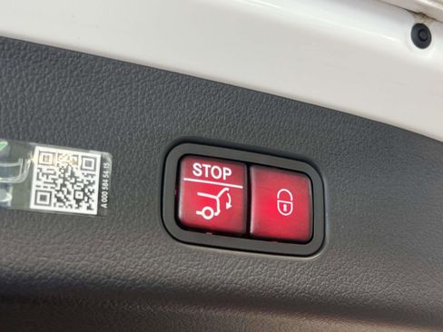 Used 2025 Mercedes-Benz GLC 350e 4MATIC image 10