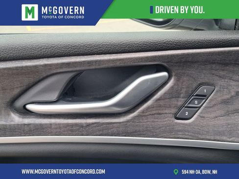Used 2023 Jeep Grand Cherokee Limited w/ Black Appearance Package AWD/4WD image 14