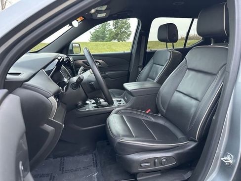 Used 2023 Chevrolet Traverse Premier image 32