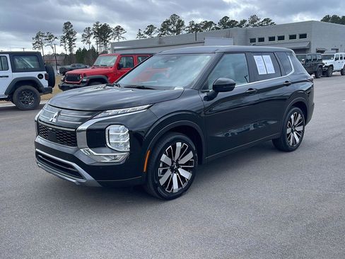 Used 2025 Mitsubishi Outlander SE image 3