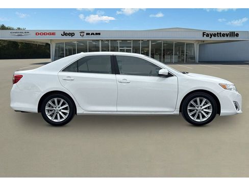 Used 2013 Toyota Camry XLE w/ Leather Pkg image 2