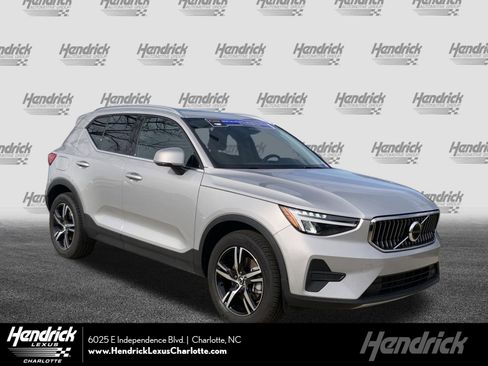 Used 2025 Volvo XC40 B5 Core image 1
