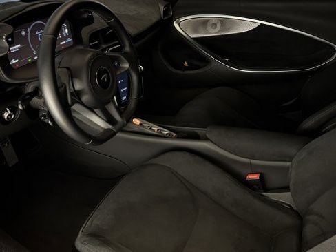 Used 2025 McLaren Artura RWD image 13