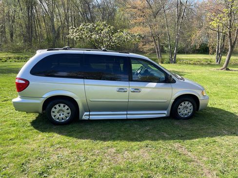 Used 2005 Chrysler Town & Country LX w/ Popular Equipment Group II image 3