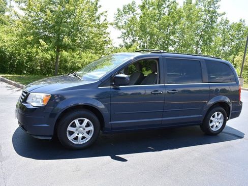 Used 2008 Chrysler Town & Country Touring FWD image 6