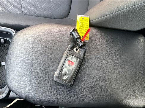Used 2025 Toyota RAV4 XLE w/ Convenience Package FWD image 15