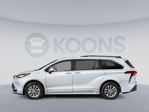 Used 2023 Toyota Sienna XLE w/ XLE Plus Package image 4
