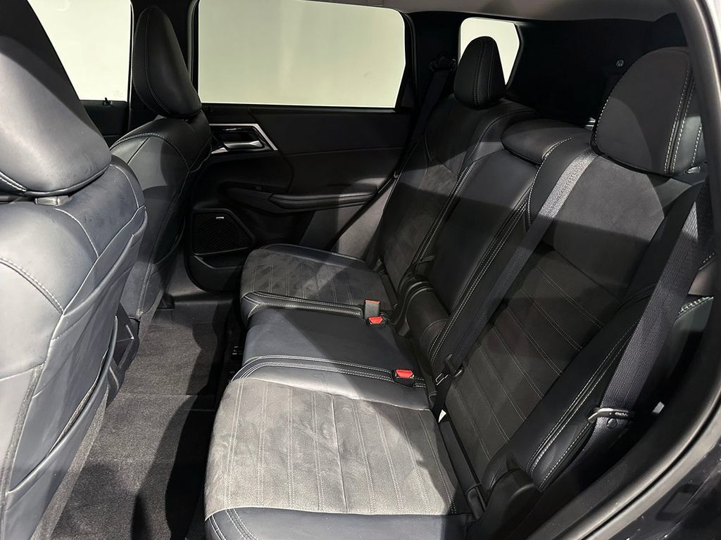 Used 2025 Mitsubishi Outlander AWD image 18