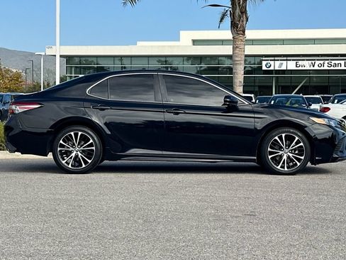 Used 2018 Toyota Camry SE FWD image 2