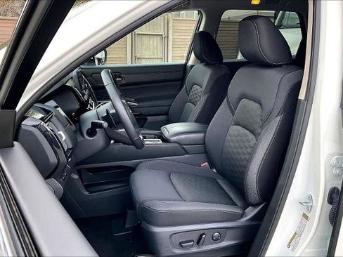 Certified 2024 Nissan Pathfinder SV image 7