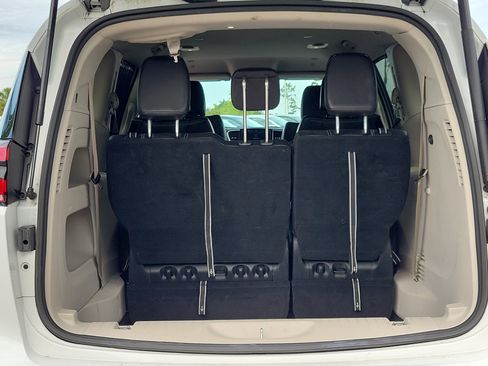 Used 2023 Chrysler Pacifica Touring-L FWD image 9