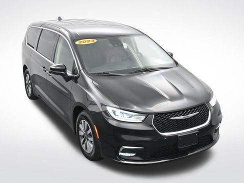 Used 2023 Chrysler Pacifica Touring-L FWD image 23