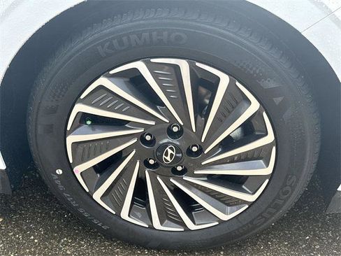 New 2025 Hyundai Sonata Limited image 12