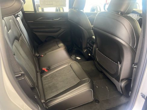 New 2025 Jeep Grand Cherokee Altitude image 18