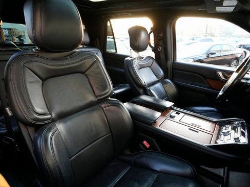 Used 2019 Lincoln Navigator Select image 24