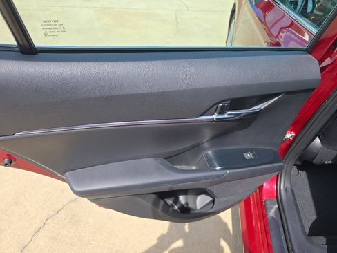 Used 2020 Toyota Camry LE image 12