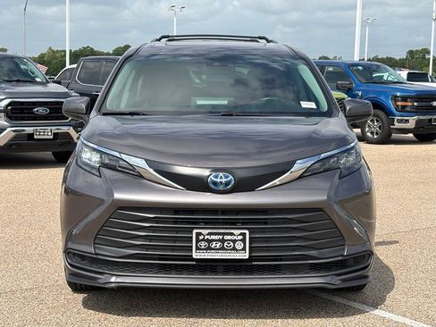 Used 2024 Toyota Sienna LE w/ LE Plus Package FWD image 3