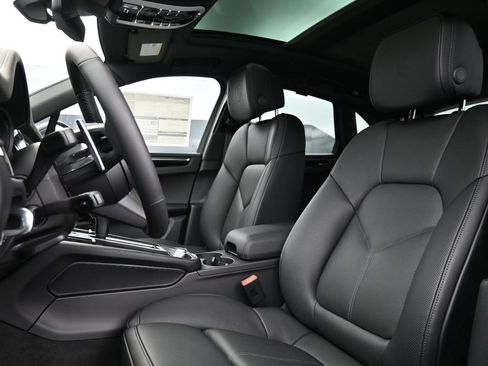 Certified 2026 Porsche Macan AWD/4WD image 5