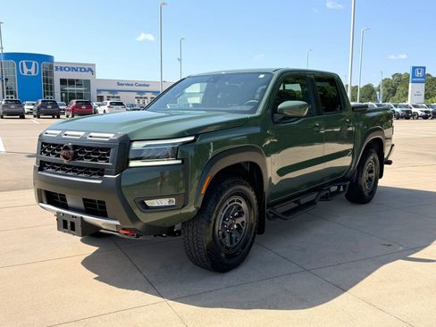 Used 2025 Nissan Frontier PRO-4X AWD/4WD image 3