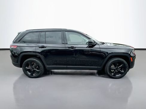Used 2023 Jeep Grand Cherokee Limited w/ Black Appearance Package AWD/4WD image 5