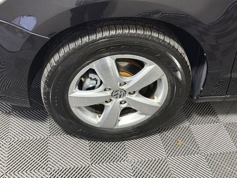 Used 2011 Volkswagen Routan SE image 12