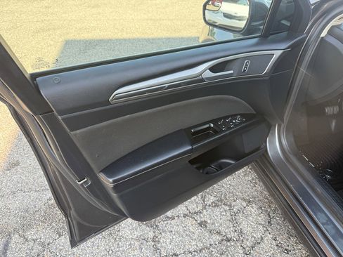 Used 2017 Ford Fusion SE w/ Equipment Group 201A FWD image 10
