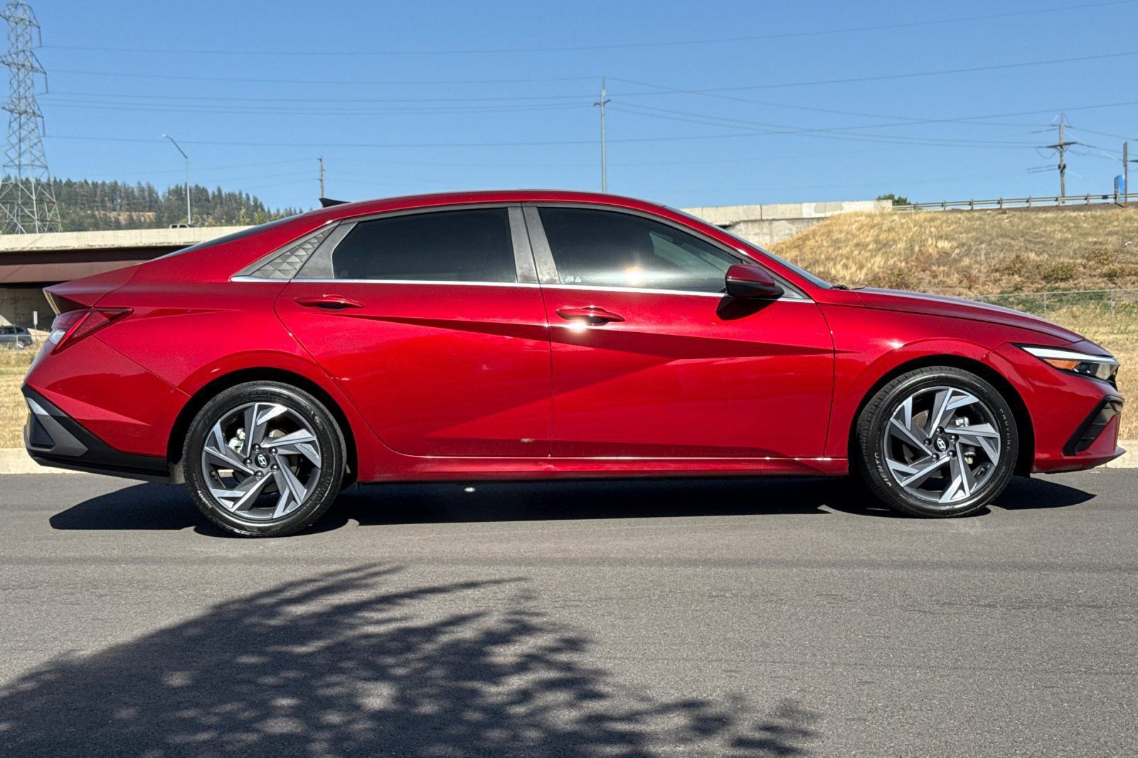 Used 2025 Hyundai Elantra Limited FWD image 2