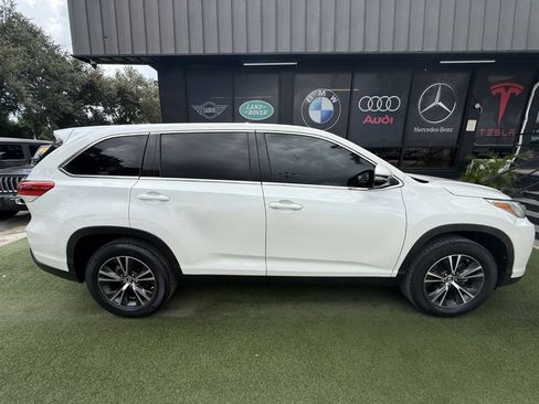 Used 2019 Toyota Highlander LE FWD image 8