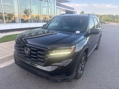 Used 2025 Honda Pilot Sport image 2