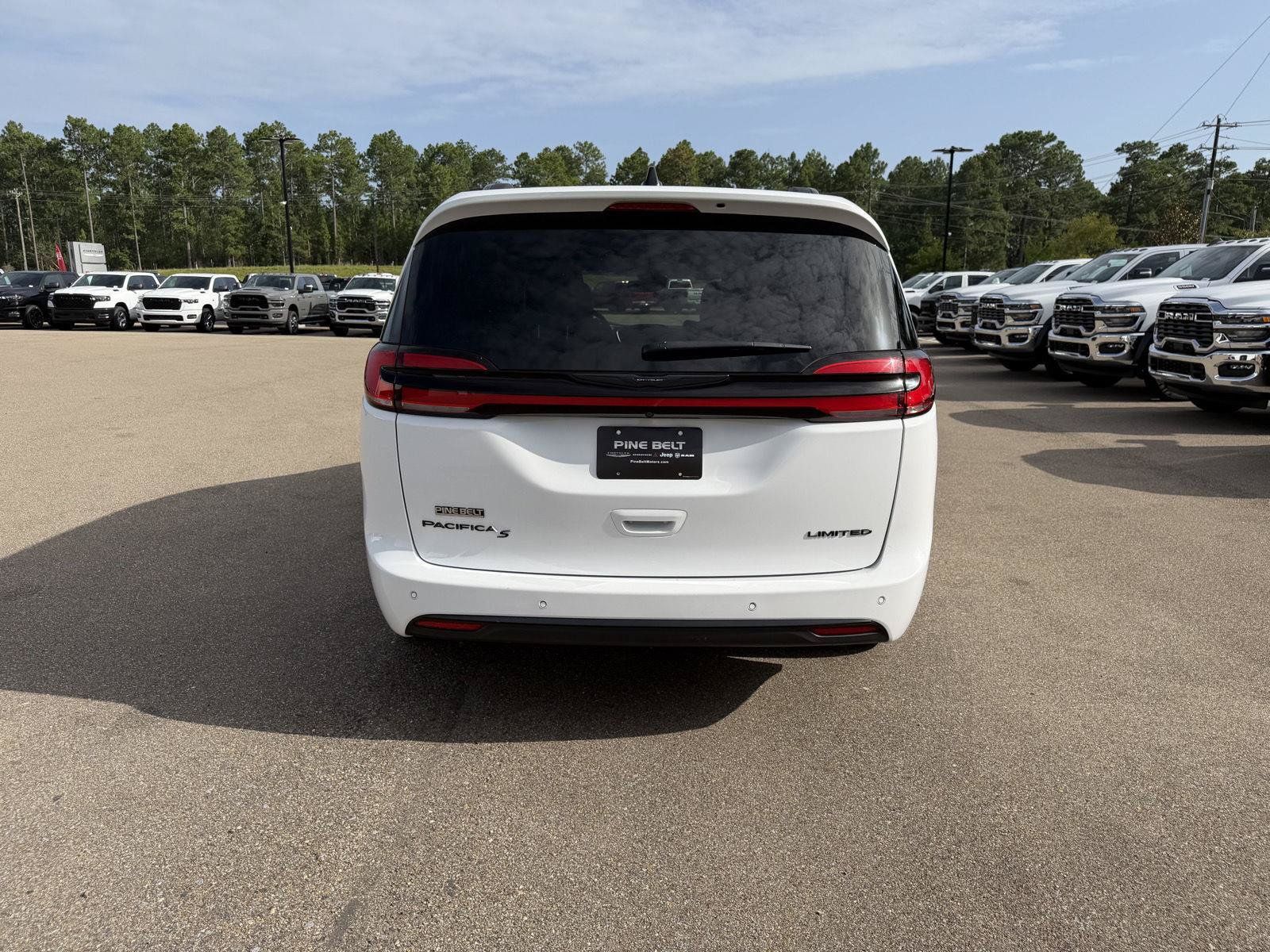 Used 2025 Chrysler Pacifica Limited FWD image 5