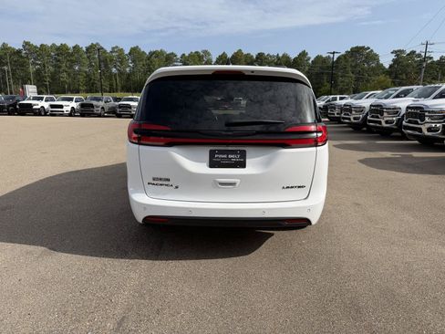 Used 2025 Chrysler Pacifica Limited FWD image 5
