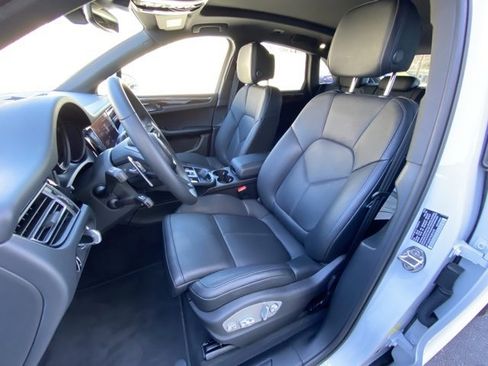 Certified 2025 Porsche Macan image 5