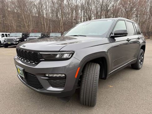New 2025 Jeep Grand Cherokee Limited image 3